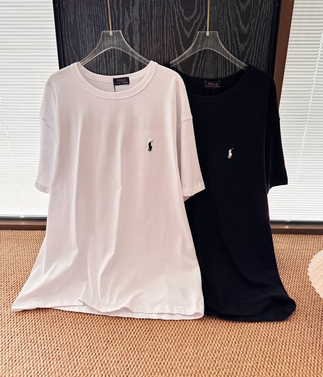 价格p：￥p100 品名：Ralph Laure* Rl拉夫小马标后背刺绣短袖T恤 尺码：S.M.L 颜色：白色 黑色 衣橱中的基础百搭T恤，一件裁剪精