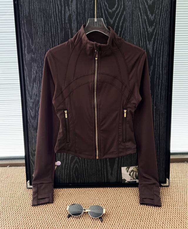 价格p：￥p150 高品质拉链带Logo 品名：Lululem*N 系列 面料女士金标拉链短款夹克外套 尺码：4码 6码 8码 10码 颜色：蒸馏咖啡金