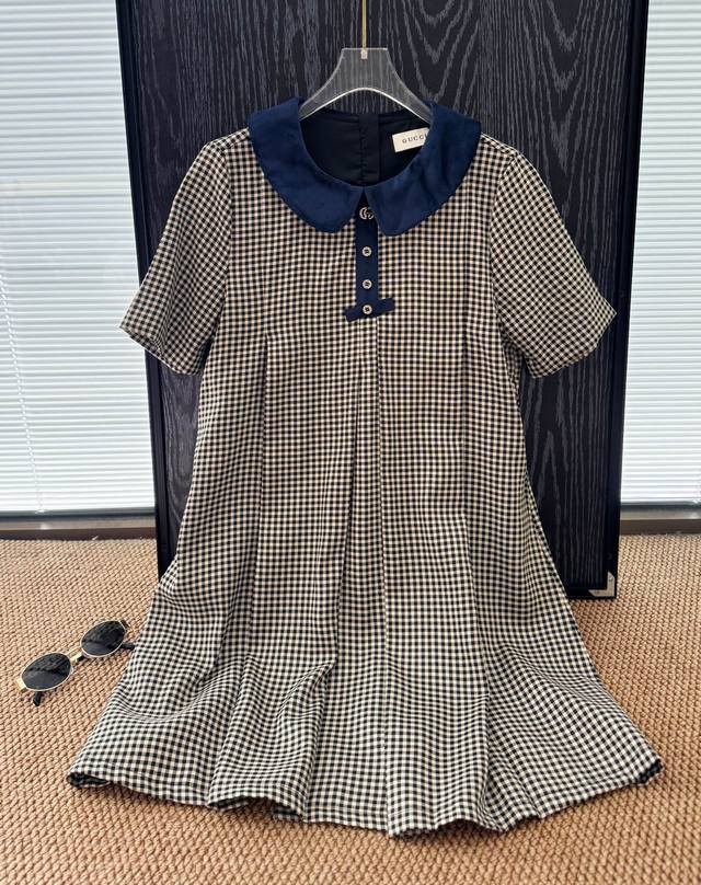 价格p：￥p160 品名：Gucc* 高定丝绒领钻扣格纹娃娃裙 尺码：S.M.L 颜色：格纹 这条甜妹裙子我给满分，谁能拒绝娃娃领！甜妹又俏皮，巨减龄。