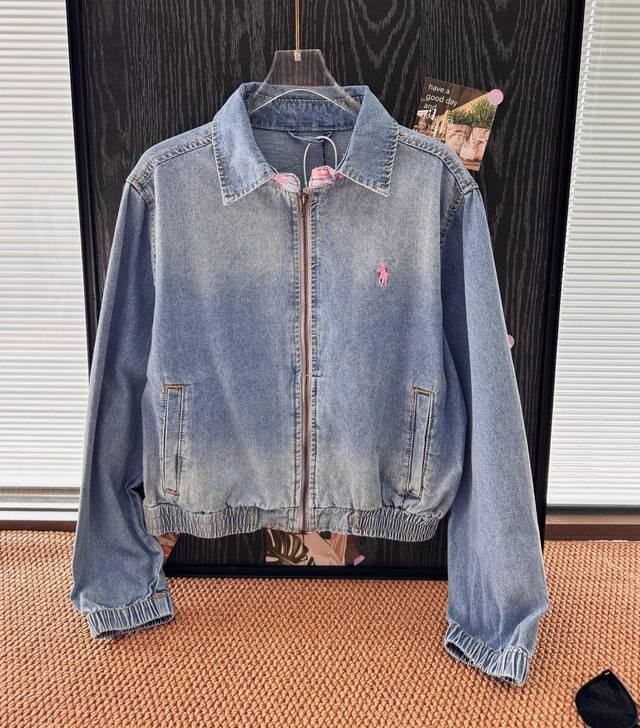 价格p：￥p190 品名：Ralph Laure* 拉夫粉色战马做旧水洗蓝牛仔夹克外套 尺码：S.M.L 颜色：水洗蓝 粉色小马牛仔谁能不爱！喜欢牛仔的