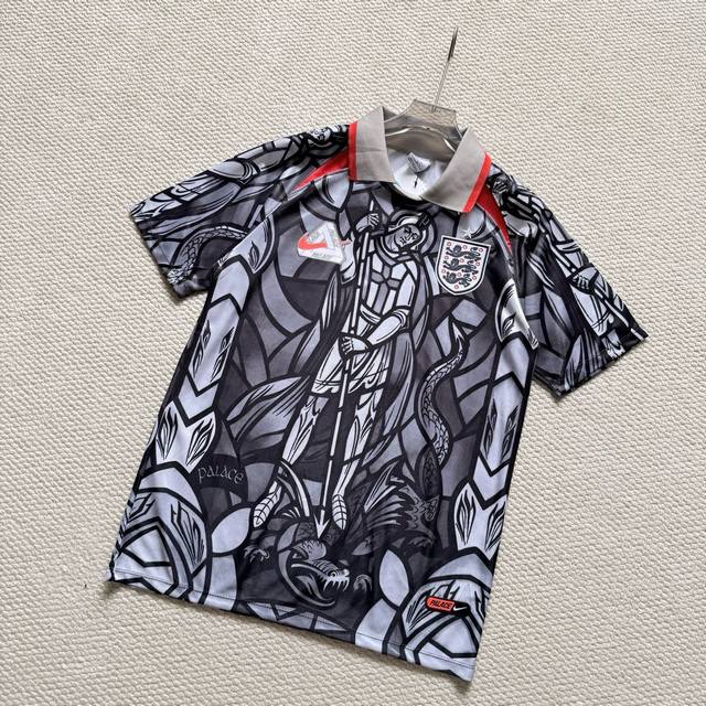 170 palace × 英格兰足球队 X Nike 联名款 Ss26 运动复古三狮徽章艺术风印花撞色线条短袖足球衣 男女同款！！ 三方重磅联名：palace