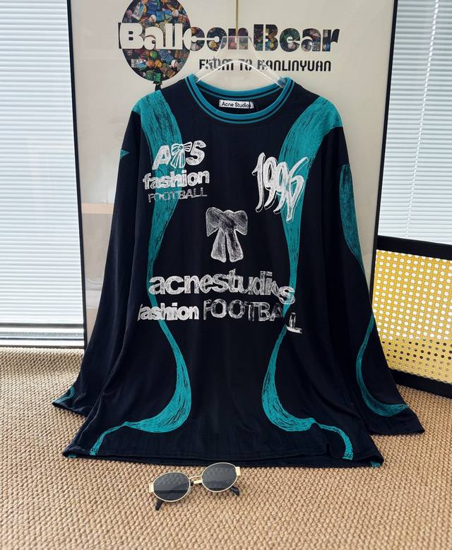 价格p：￥p110 品名：Acn* Studio* 世界杯胶囊系列球服长袖衫 尺码：M.L 颜色：黑色 融入了代表Acne的蝴蝶结元素，美美的～穿着球衣
