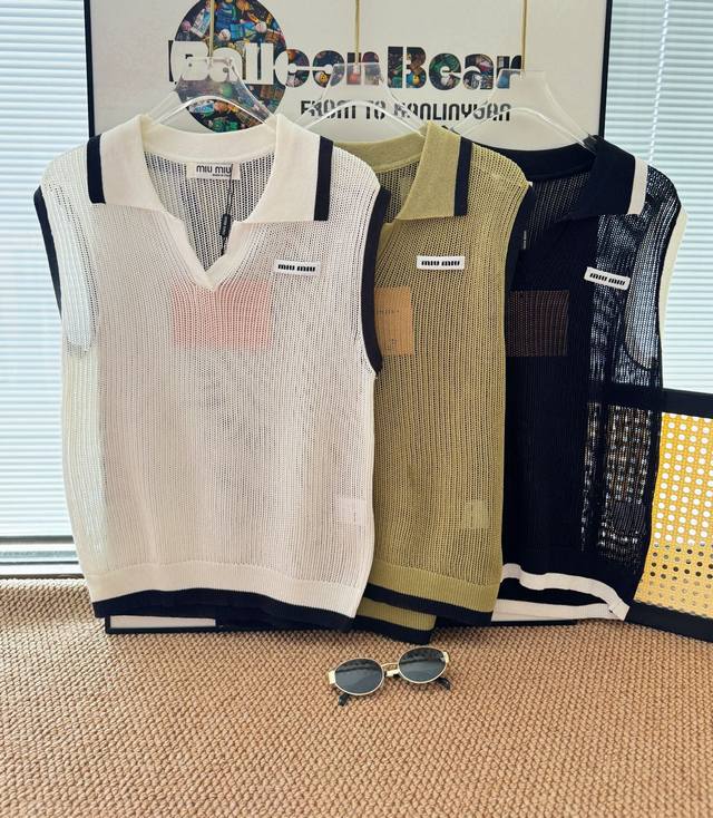 价格p：￥p100 品名：Miumi* 撞色徽标镂空减龄款翻领polo针织背心 尺码：M.L 颜色：白色 黑色 绿色 Miu背心谁懂啊！无袖背心的高级感