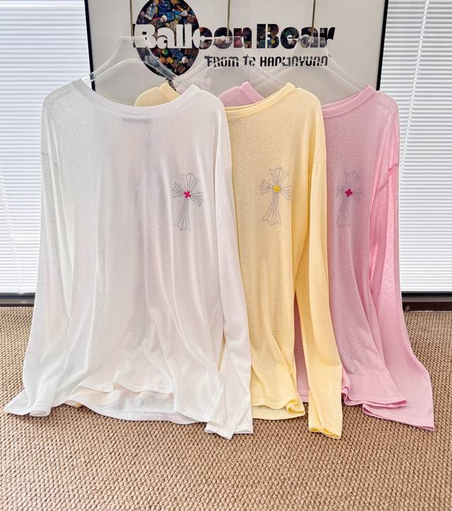 价格p：￥p120 品名：Ch克罗*十字架彩色重工烫钻天丝糖果色长袖防晒罩衫 尺码：M.L 颜色：白色 黄色 粉色 宝子们，这款T恤必须安利给你们，真的