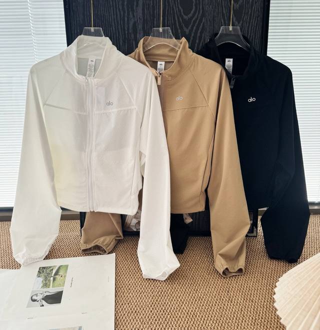 价格p：￥p130 品名：Alo 反光Logo立领夹克防晒外套 尺码：S.M.L 颜色：白色 黑色 卡其 网球风好爱，姐妹们Alo这款防晒修身外套必须拥