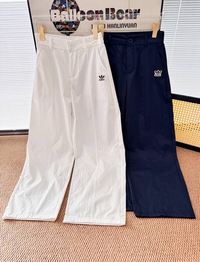 价格p：￥p110 品名：Balenciag* × Ad三叶草联名休闲薄款弯刀裤 尺码：S.M.L 颜色：白色 黑色 小众高级感，穿上秒变纸片人，美翻全