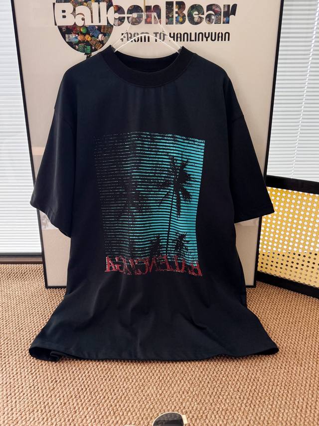 价格p：￥p140 品名： 顶级版本 Balenciag* 26新款蓝色夏威夷椰树丛林做旧短袖 尺码：1-4码 颜色：黑色 海风与松弛感撞个满怀，随性又