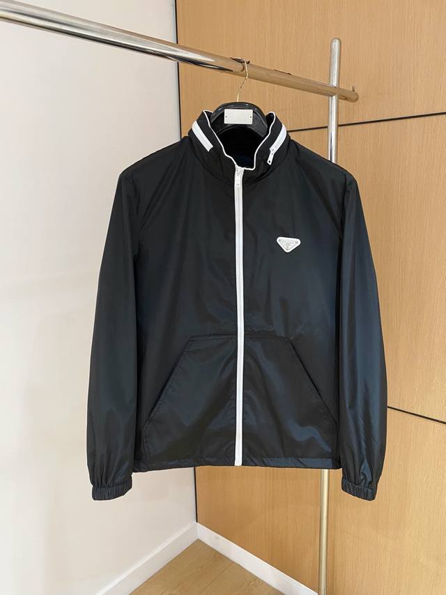 p300 普拉达prada 25Ss秋冬新款时尚百搭男士外套休闲夹克，帽檐可拆作立领款，两穿百搭休闲，微皱面料的夹克外套近年来非常流行，它并非指面料本身质量不好