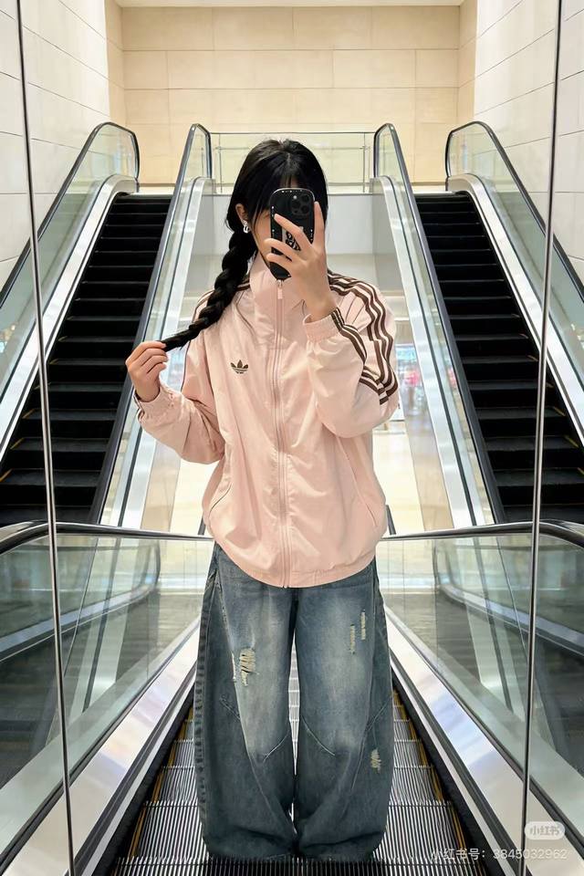 120 模特图 Adidas三叶草经典三条杠轻薄防晒衣夹克,男女同款休闲立领外套! 万年不过时的三叶草复古运动外套,夏季薄款防晒衣! 立领拉链版型,不挑身 120 模特图 Adidas三叶草经典三条杠轻薄防晒衣夹克,男女同款休闲立领外套! 万年不过时的三叶草复古运动外套,夏季薄款防晒衣! 立领拉链版型,不挑身