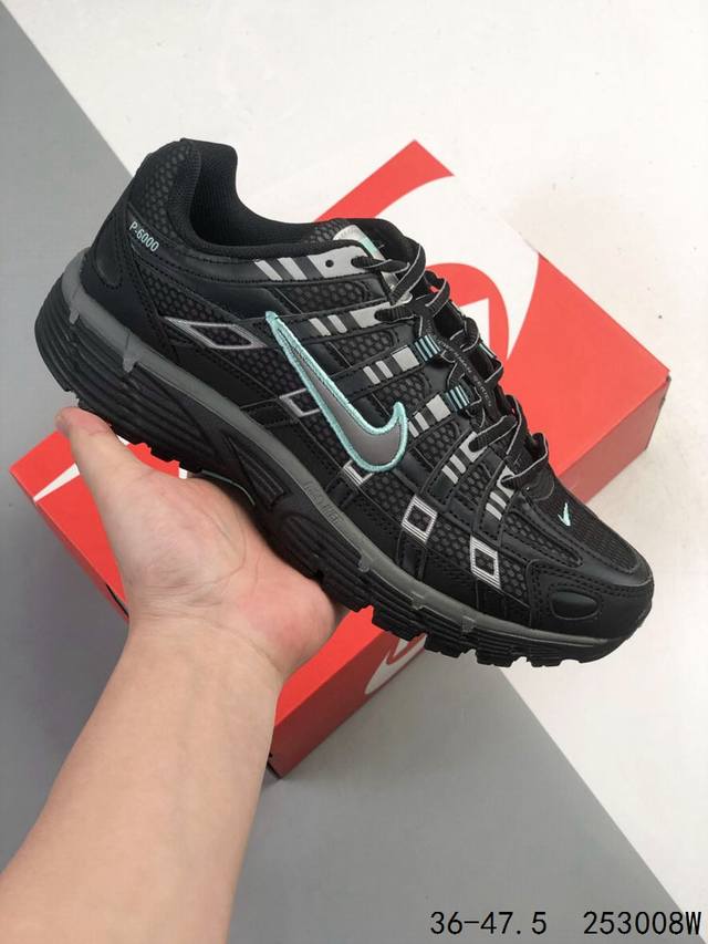 220 公司级带半码！ 耐克Nike p-6000 运动跑步鞋 采用透气材料，搭配匠心覆面，再现千禧年代的跑鞋风格，塑就大气外观。鞋款秉承 Nike peg