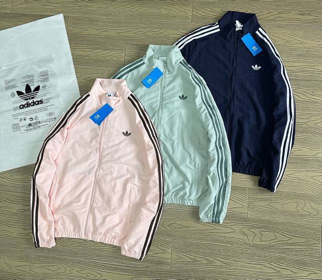 120 Adidas三叶草经典三条杠轻薄防晒衣夹克,男女同款休闲立领外套! 万年不过时的三叶草复古运动外套,夏季薄款防晒衣! 立领拉链版型,不挑身材不挑穿 120 Adidas三叶草经典三条杠轻薄防晒衣夹克,男女同款休闲立领外套! 万年不过时的三叶草复古运动外套,夏季薄款防晒衣! 立领拉链版型,不挑身材不挑穿