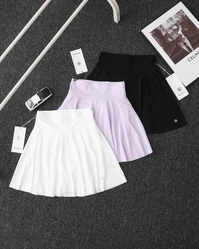 110 Lululemon露露短裙pleatedlined女士网球裙这款超级百搭面料质地轻盈，带有四面弹力，舒适伸展，不易变形，内衬质地轻盈，带有四面弹力，下