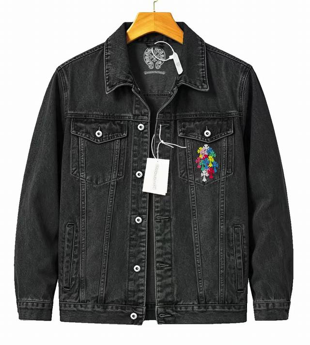 ￥p190，克罗心潮牌经典图案牛仔外套 ，压花工艺，水洗宽松百搭男女同款。 整件采用浅蓝石洗做旧工艺，水洗磨白效果自然柔和。后背大Lv底纹搭配战马骑士艺术印花