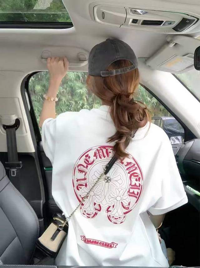 110克罗心夏季新款，男女同款圆领短袖宽松T恤衫，男士短袖上衣粉白撞色马蹄印花T恤，宽松落肩版型自带慵懒氛围感，黑 白两色都很有味道，后背的十字马蹄图案超有辨识