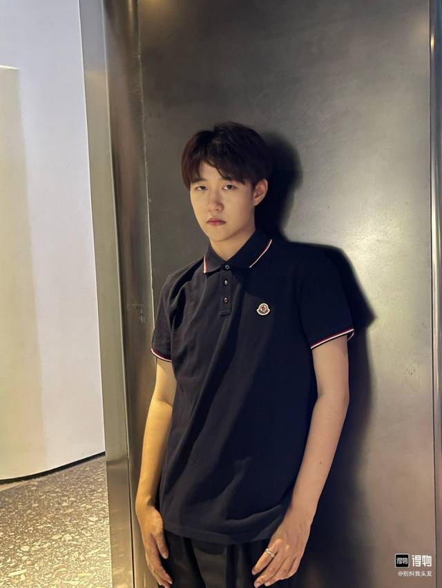 p90 Moncler 蒙口 经典Logo 刺绣 拼色领 升级,灵感源自八十年代复古 原版面料 官方同款 polo衫 定制 同缸染面料 手感非常舒服 春 p90 Moncler 蒙口 经典Logo 刺绣 拼色领 升级,灵感源自八十年代复古 原版面料 官方同款 polo衫 定制 同缸染面料 手感非常舒服 春