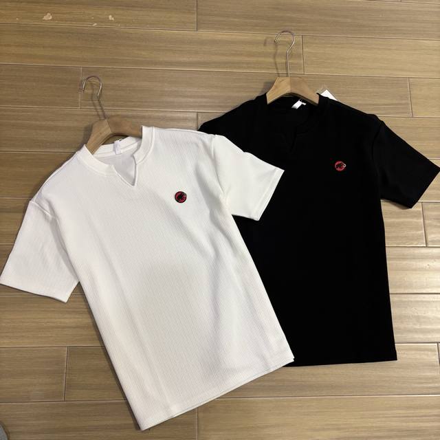 p120 猛犸象休闲T品味十足！！国内专柜在售款！！但这单是老外特定款！！ 准备出海关的东西！！最后不知道什么原因被贸易公司搞到了，全部都是完美包装！！！看到