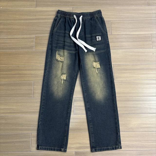 p140 Ck牛仔裤！个性时尚，实穿百搭，无法抗拒！ 对佘侈品排有所了解的小伙伴们， 应该立刻就明了是什么品排了！ 没错！意大利的著名佘侈大排范家！！