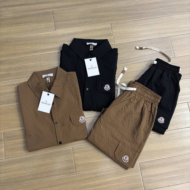 p160 Moncler 蒙口夏季男士轻奢运动休闲衬衫五分短裤两件套装! 绝对高品质 !上身还是很好看滴!经典蒙口Logo风格简单大方,特具吸引力!轻熟配色 p160 Moncler 蒙口夏季男士轻奢运动休闲衬衫五分短裤两件套装! 绝对高品质 !上身还是很好看滴!经典蒙口Logo风格简单大方,特具吸引力!轻熟配色