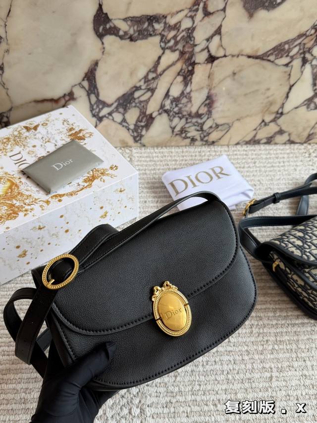 老花刺绣260 配盒 牛皮黑白粉320 配盒 Dior Oblique印花复古翻盖小包，低调耐看通勤首选 传承品牌经典老花提花工艺，面料耐磨不易变形，搭