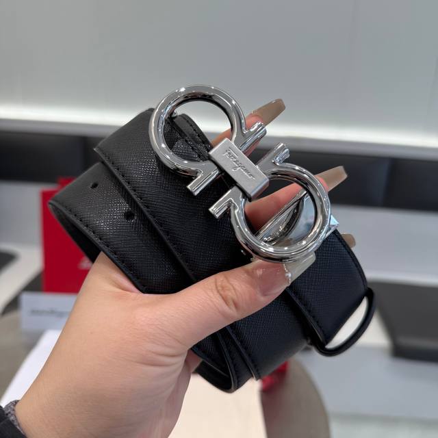 p100 Ferragamo belt, black with pebbled leather, comes with a full gift box and