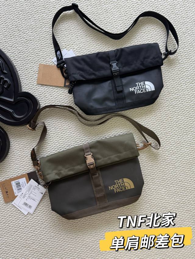 p170 The North Face北面卷盖机能斜挎包 户外通勤防水单肩邮差包 高密度防撕裂尼龙面料，卷扣翻盖大容量设计，山系通勤百搭随身包 颜色：黑色