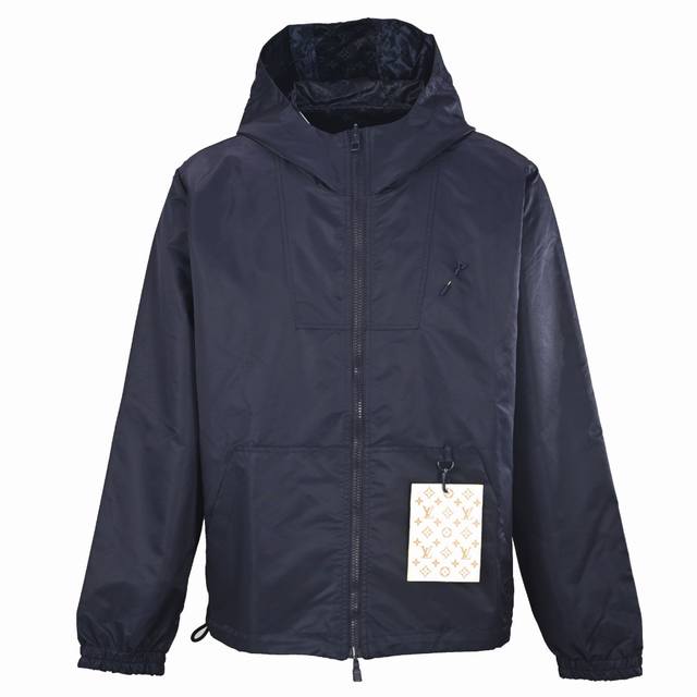本地自取470 Louis Vuitton 路易威登Lv 暗纹提花双面穿夹克冲锋衣外套 双面穿夹克，分为纯色面和满Logo提花面，两种风格随意切换，款式不需