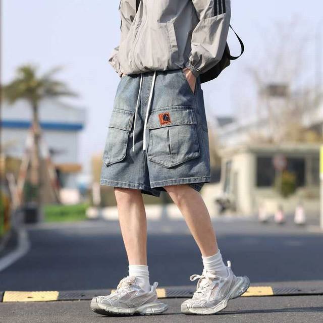 120。Carhartt 卡哈特夏季轻薄透气立体休闲宽松棉质混纺工装牛仔短裤。 采用专业棉质混纺面料 棉60.3%，28%聚酯纤维，11.7%再生纤维素纤维