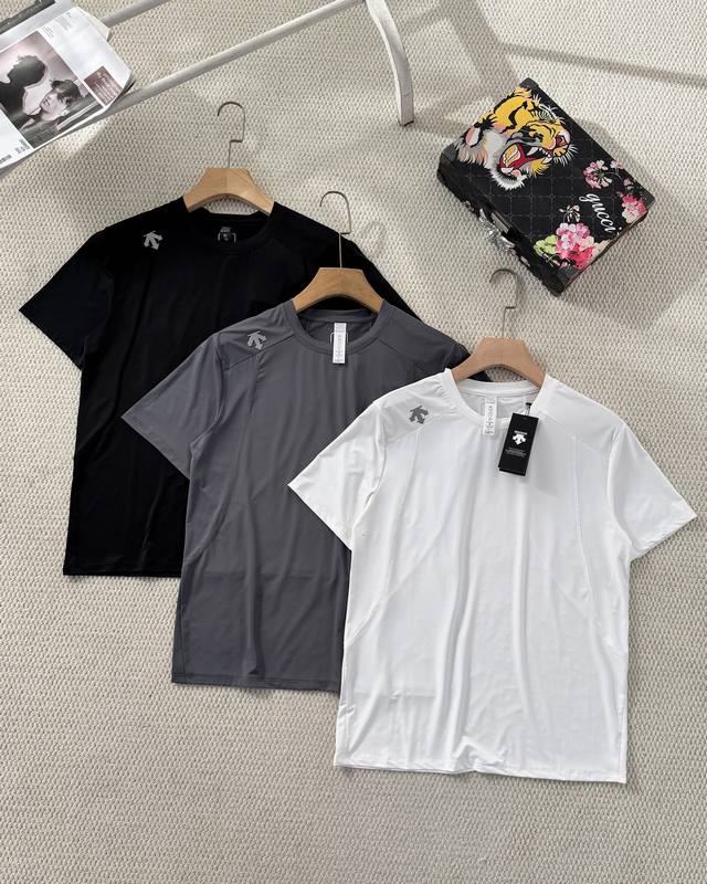 p110 迪桑特Descente 速干运动短袖 Ss26新款冰感运动速干短袖 男女同款 冰感速干黑科技，告别闷热黏腻自带凉感速干面料，上身瞬间降温！出汗不贴