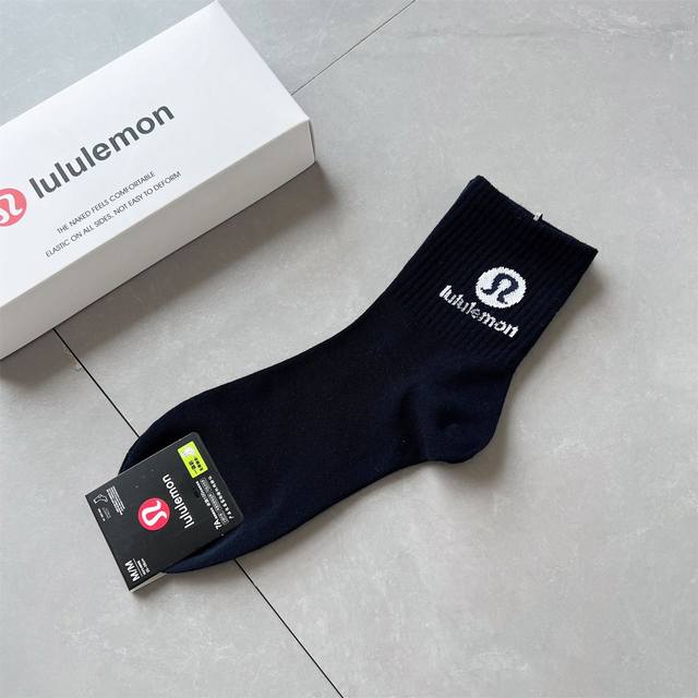 p70 Lululemon露露乐檬26春季新款运动休闲袜子中筒5双盒装； 官网爆款主流系列，今年街头流行的元素搭配设计，新鲜出炉，太仓公司货，这个系列的潮袜
