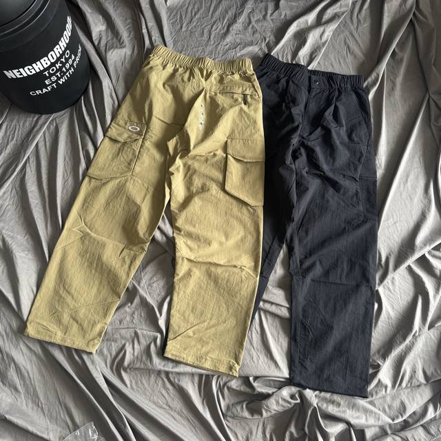 p270。 Oakley欧克利New Retro Ny Cargo夏款轻量化宽松锥形速干机能裤 裤侧工装袋上刺绣Oakley经典椭圆标识。 松紧弹力腰头