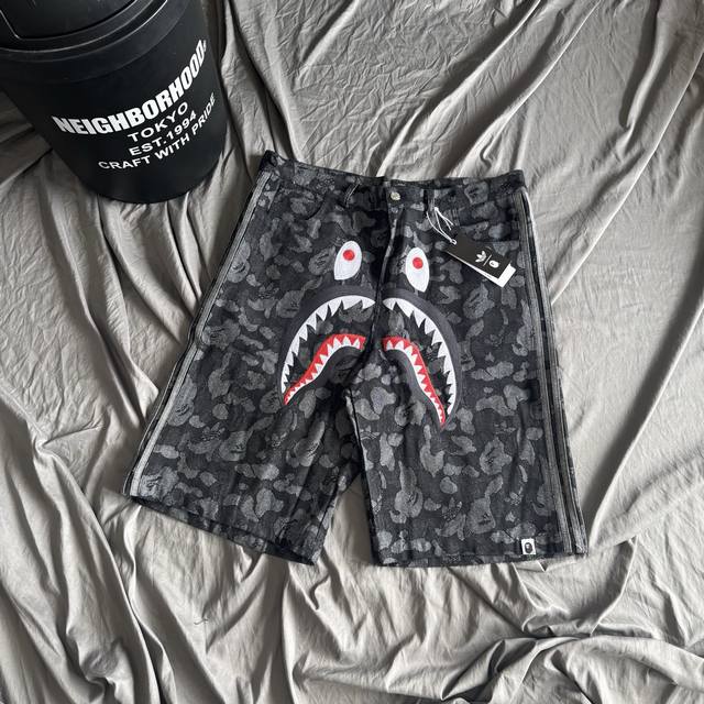 p180 Ad×Bape鲨鱼牛仔暗纹五分裤 定织暗纹牛仔面料 经典鲨鱼头万针绣花 侧边阿迪织带细节 全套辅料开模还原 细节完美 五分裤宽松版型 单色入 S