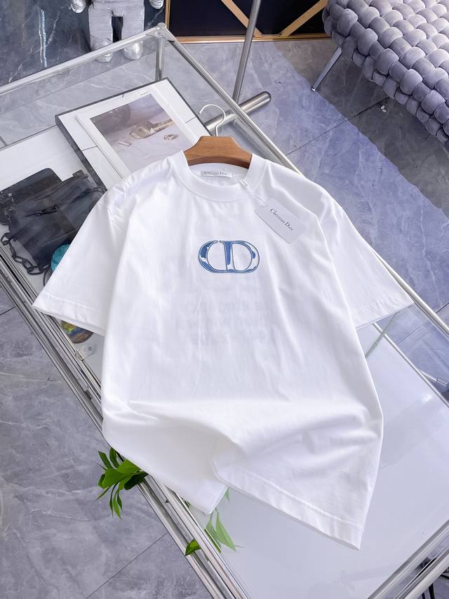 p220 迪奥 版本顶级货品2026春夏新款首发专柜最新款短袖圆领T恤 高端订制 设计前卫时尚！品牌Logo重工艺设计 高端定制260克面料.手感柔软.穿着舒适