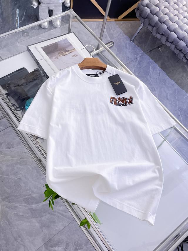 p220 芬迪 版本顶级货品2026春夏新款首发专柜最新款短袖圆领T恤 高端订制 设计前卫时尚！品牌Logo重工艺设计 高端定制260克面料.手感柔软.穿着舒适