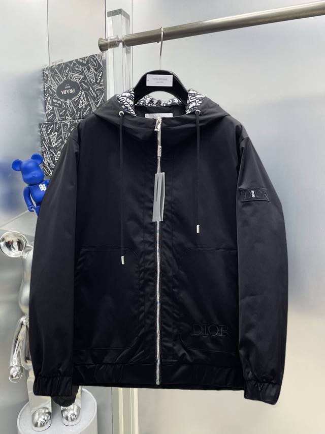 p440 迪奥 2026Ss开秋新款拼接撞色Logo连帽风衣外套 Mm 专柜定制面料 透气舒适度高，细节无可挑剔，品牌元素设计理念，体现高品质。手感细腻柔软！