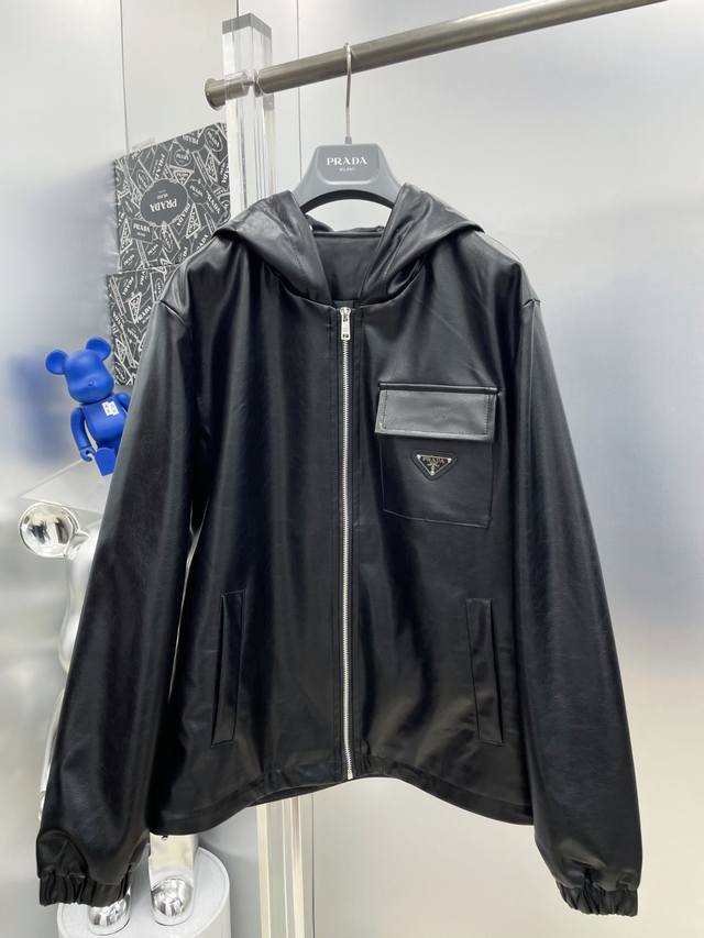 p460 pra 普拉达 2026Ss开秋新款金属三角标皮衣夹克外套 Mm 专柜定制面料 透气舒适度高，细节无可挑剔，品牌元素设计理念，体现高品质。手感细腻柔