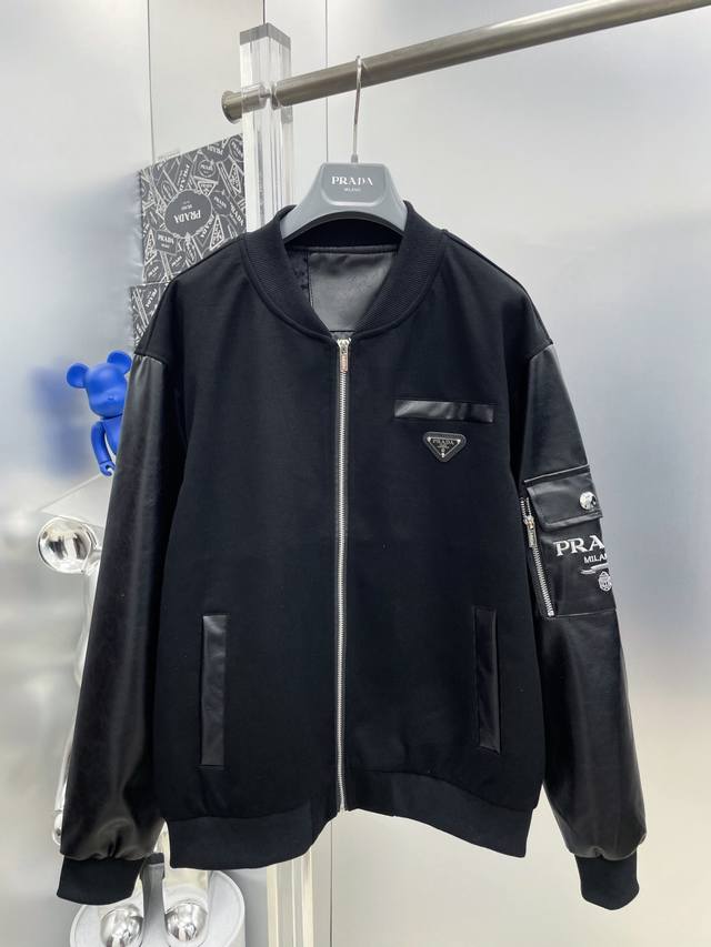 p460 pra 普拉达 2026Ss开秋新款刺绣Logo字母拼皮Logo夹克外套 Mm 专柜定制面料 透气舒适度高，细节无可挑剔，品牌元素设计理念，体现高品