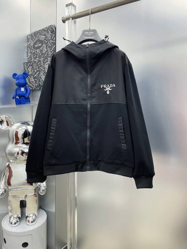 p360 pra 普拉达 2026Ss秋冬新款尼龙拼接经典三角口袋字母刺绣Logo 风衣连帽外套 M 双面穿原单三标齐全高端版本 专柜定制面料 透气舒适度高，