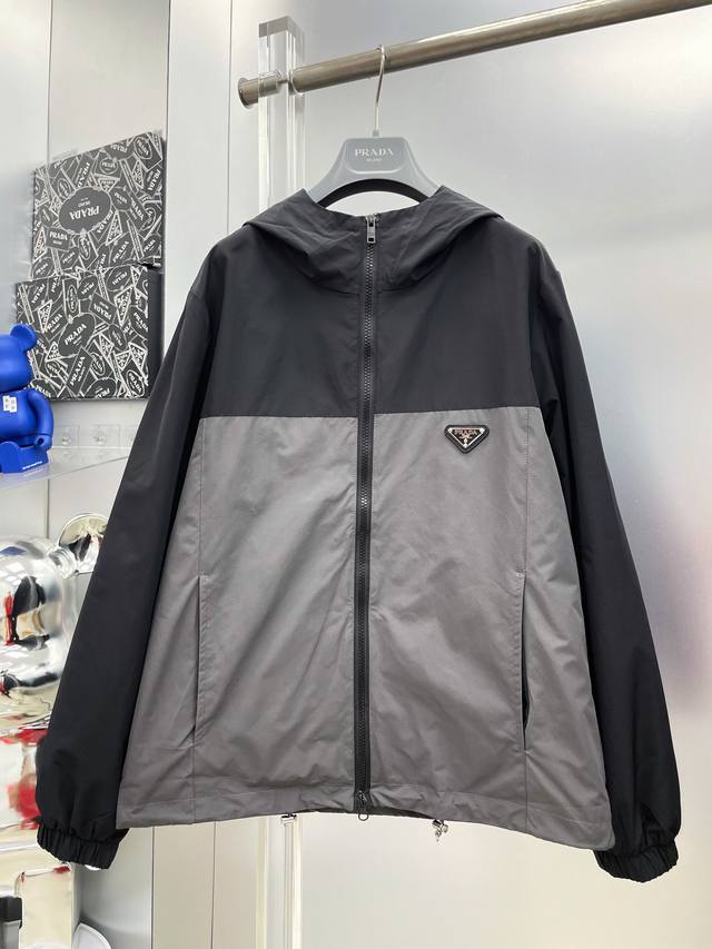 p360 pra*普拉达 2026Ss秋冬新款拼接徽标字母Logo 连帽风衣外套 M 原单三标齐全高端版本 专柜定制面料 透气舒适度高，细节无可挑剔，品牌元素