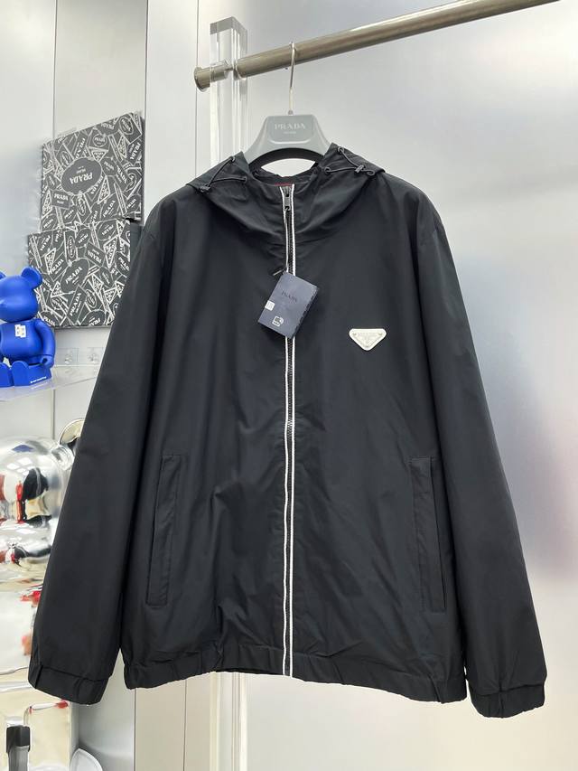 p360 pra*普拉达 2026Ss秋冬新款撞色拉链徽标Logo 连帽风衣外套 M 原单三标齐全高端版本 专柜定制面料 透气舒适度高，细节无可挑剔，品牌元素