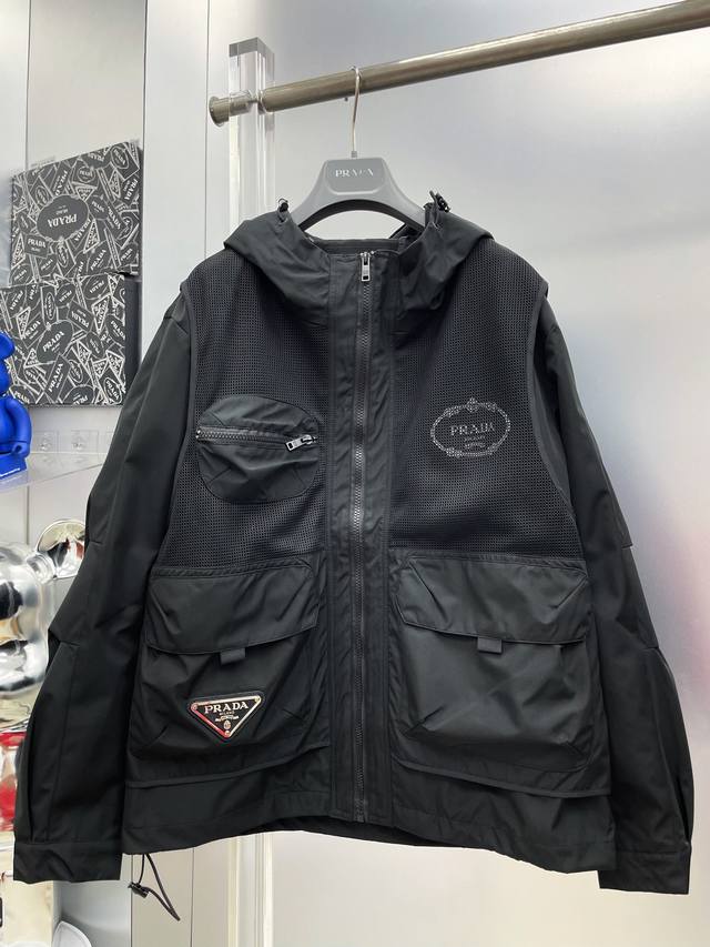 p420 pra*普拉达 2026Ss秋冬新款拼接镂空 工装口袋 印花字母Logo 连帽风衣外套 M 原单三标齐全高端版本 专柜定制面料 透气舒适度高，细节无