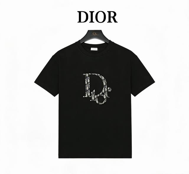 本地自取160 支持放店 Dior 迪奥 老花贴布刺绣短袖T恤 这款 T 恤来自 Dior By Erl 尊享联名系列。 采用黑色棉质竹节平纹针织面料精心