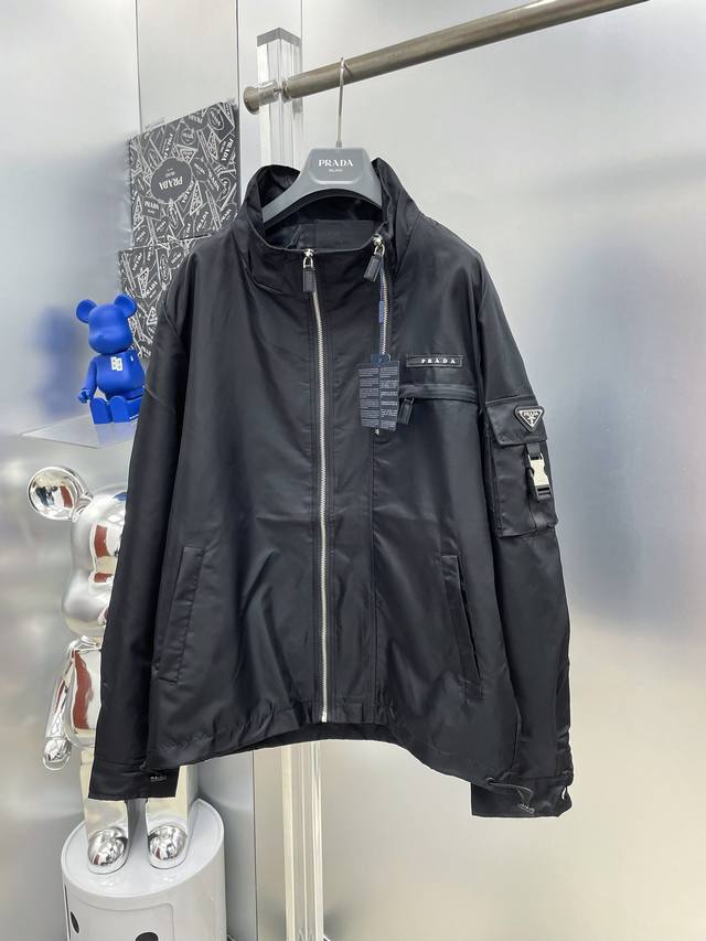p360 pra*普拉达 2026Ss秋冬新款拉链主题 尼龙三角徽标字母Logo 夹克外套 M 原单三标齐全高端版本 专柜定制面料 透气舒适度高，细节无可挑