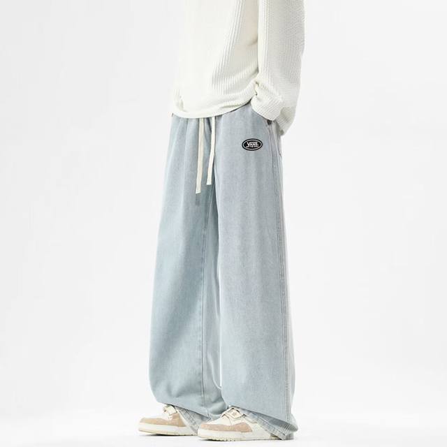 100。 Vans 万斯 美式纯色百搭直筒水洗牛仔裤长裤，男女同款。 四色纯色百搭牛仔裤，插兜处万斯立体贴标设计，简约又不简单，裤脚可以卷边两穿，潮流感满满