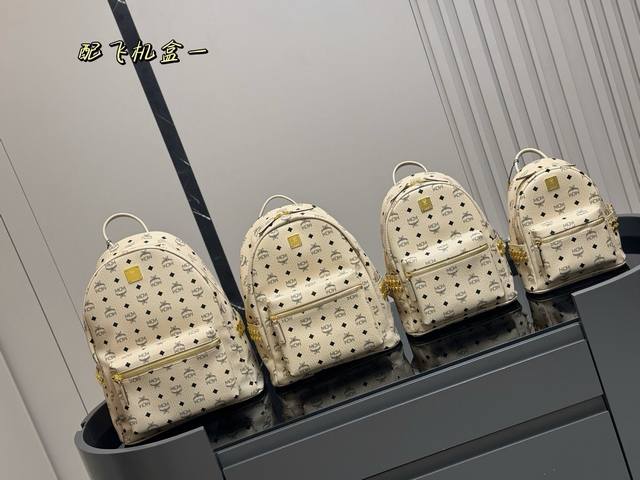 ￥p210 ￥p210 ￥p240 ￥p250 配飞机盒 Mcm经典双肩包 立体而自然 对花剪裁 以中轴为对称中心线的上线倒向对称， 十分完整完美，