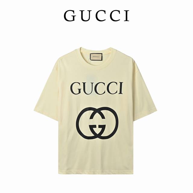本地自取160 Gucci古驰 经典双G互扣印花短袖 选用客供定制针织100%纯棉面打造,面料手感细腻，厚实有质感的纯棉布 高密度的机织工艺，如棉絮般柔紧