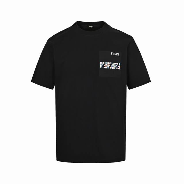 本地自取：160 Fendi 芬迪 25Ss 口袋Ff压花短袖 精选250G纯棉面料，32支双股双纱打造，胸前皮标经品牌方反复修改一个月才敲定，采用真皮激光