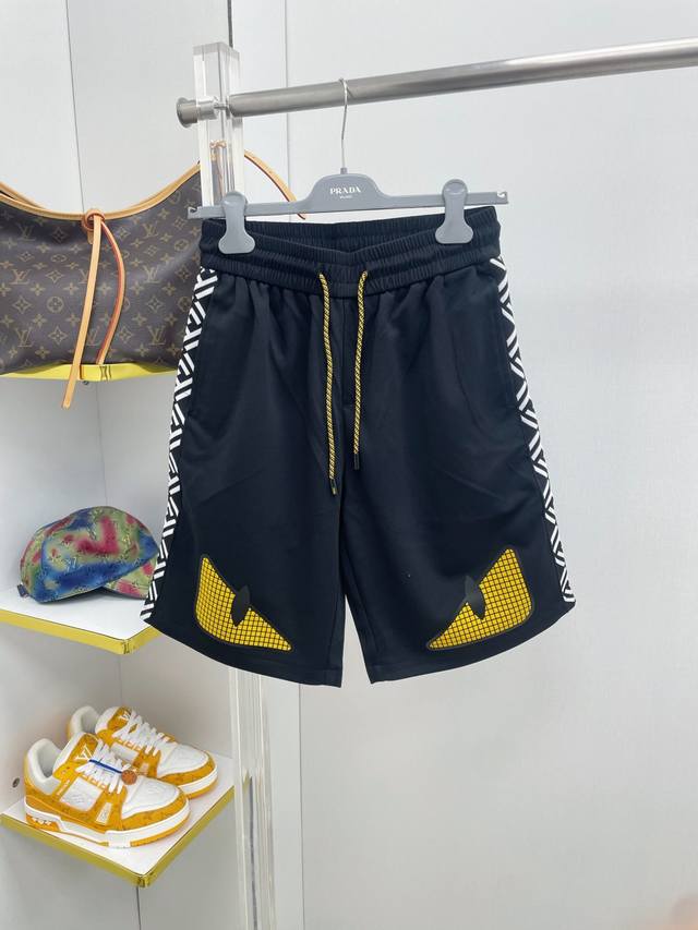 p230 Fen 芬迪 2026夏季新款织带拼接眼睛品牌Logo休闲短裤 Dd官网同步发售。品牌经典Logo休闲裤 ，定制面料，舒适度极好，手触感强烈。辨识度