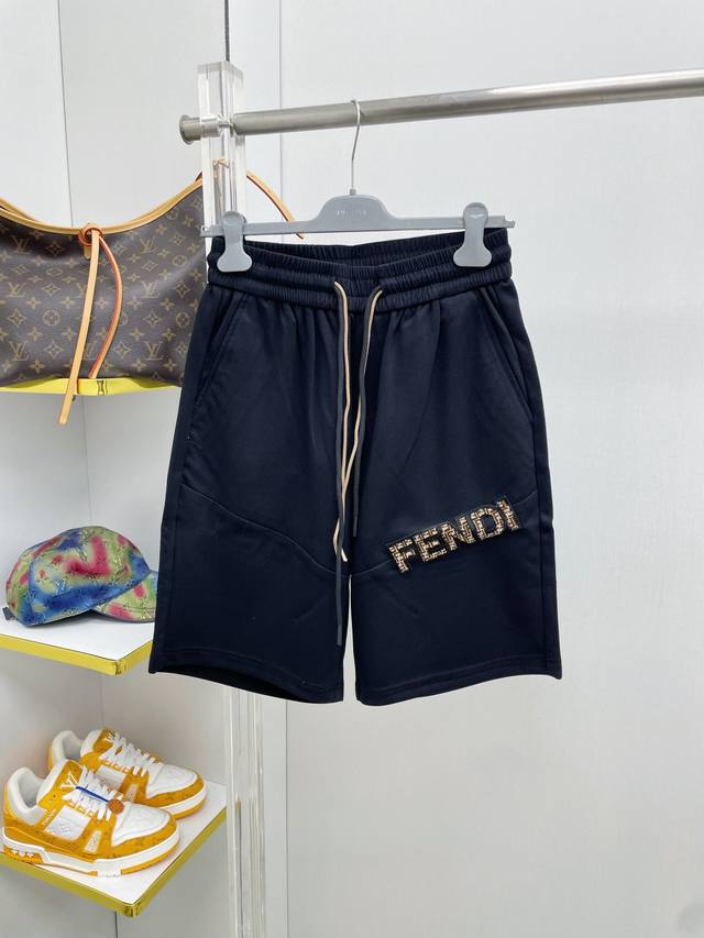 p230 Fen 芬迪 2026夏季新款字母Ff刺绣品牌Logo休闲短裤 Dd官网同步发售。品牌经典Logo休闲裤 ，定制面料，舒适度极好，手触感强烈。辨识度