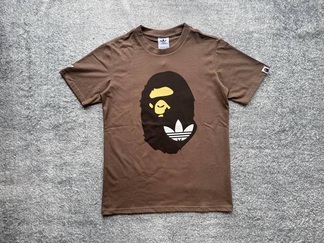 A241#p90 Bape × Adidas短袖 Bape和三叶草的联名棕T，Oversize的版型穿起来又舒服又随性，宽宽大大的刚好遮住胯部，搭配牛仔裤就