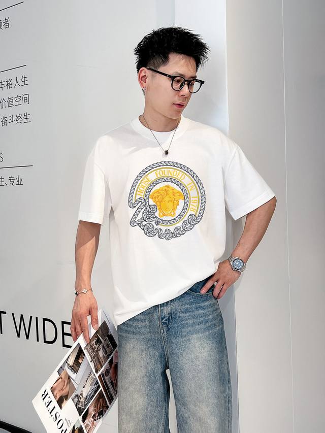 p90 范思哲 春夏新款首发专柜最新款短袖圆领T恤 高端订制 设计前卫时尚！高端定制高支棉面料.手感柔软.穿着舒适.专柜级别精致车线.做工精细.上身效果无敌帅气